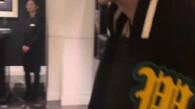 鹿晗人本来就蛮好的呀，这是有口皆碑的，而且无论怎么说这样的公众人物也一直都给大家很好的印象  ​​​