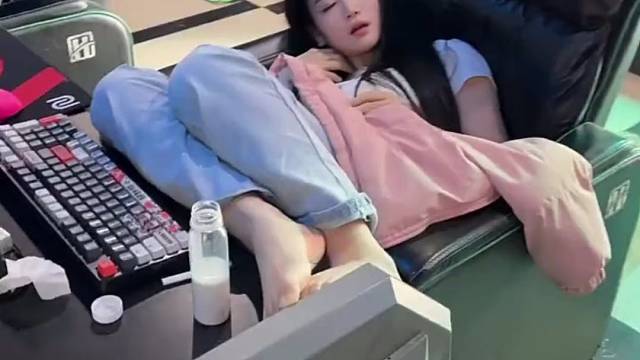 看见了吗，这可是躺着的