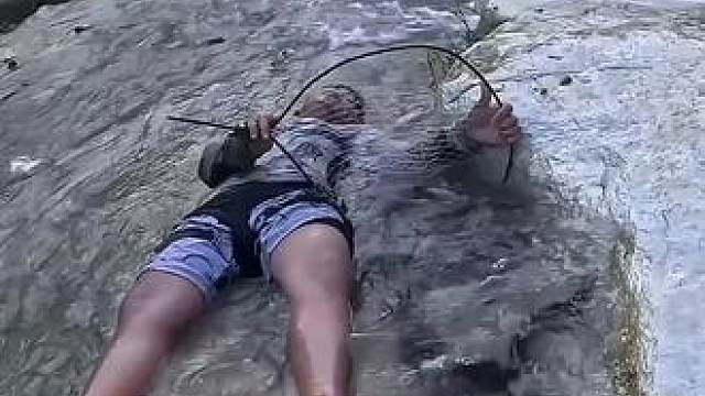 令人难以费解的捕鱼法，睡觉竟然也能捕鱼