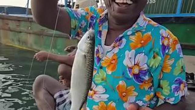 渔民用吃剩的面团糊糊钓鱼，不到一分钟就有鱼儿上钩了