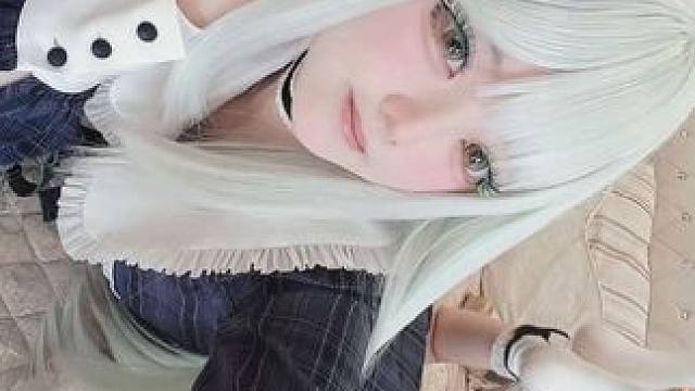 黄瓜 正规动漫角色cos画面仅展示脸部、小腿及白色袜子，身着长裙无任何不当露肤，趴在沙发上的拍摄姿势