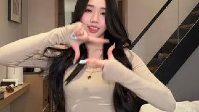 终于和好闺闺拍上了这个big guy， 虽然我俩没有大肌肉