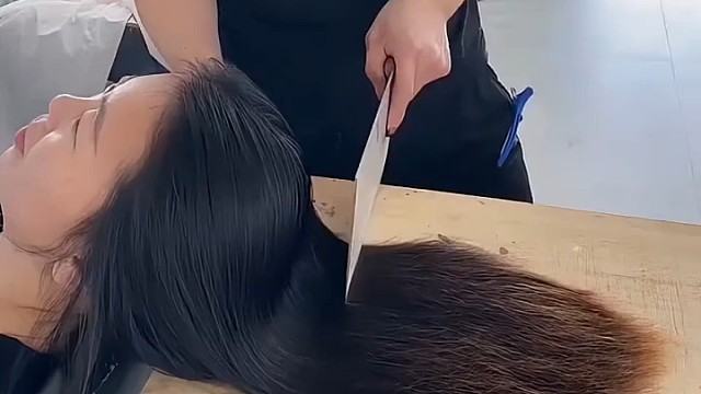 这理发师以前是厨师吧[捂脸]