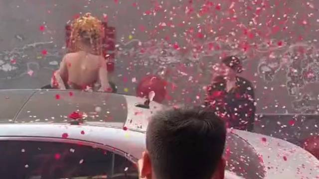 从你进门的那一刻，我就要让所有人都高看你一眼。