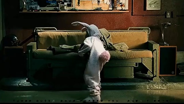 沙发是固定在墙上的