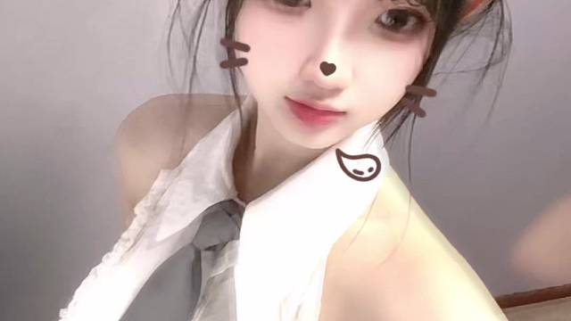 对着镜头笑一个，耶