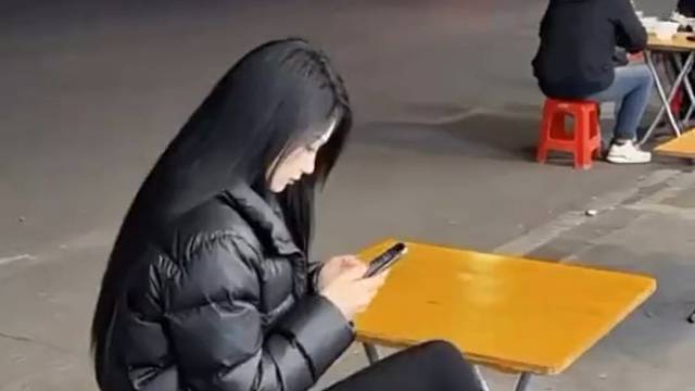 我只看粗略看一遍就知道是AI，不是我心细如发，而是如果有这样的美女路过，旁边几个哥们不可能如此淡定