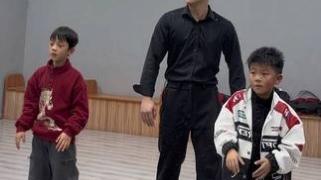 单位刚下班 就赶来给孩子上街舞小课了