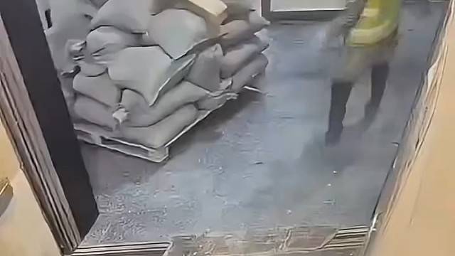 人挡着门当然不会强行关门