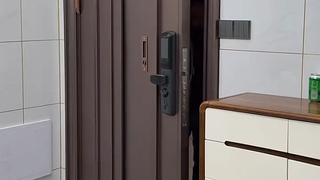 这烟头找的不是时候，把绿帽子找出来了