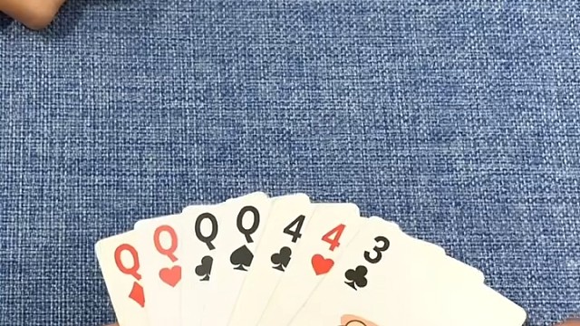 感觉先出对4，再出小3赢了