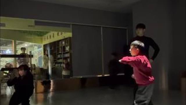 视频里谁引起了你们的注意