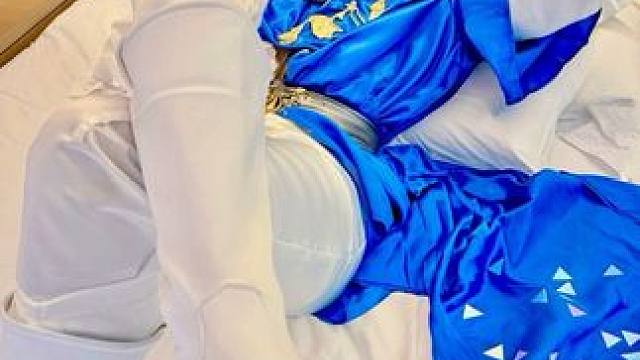 拍得我都不好意思了…… 鞋子底下擦干净了并且贴了胶布不会弄脏床