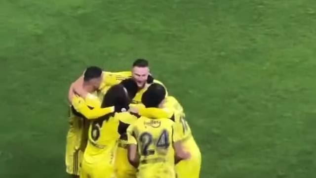 贡多齐土超被饮料瓶砸中，塔利斯卡看呆：这剧情我熟#足球