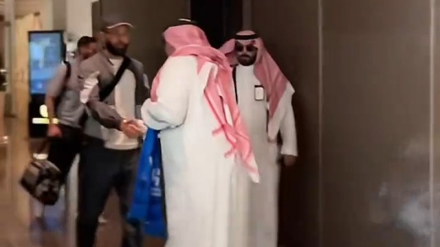 C罗抗议无果，本泽马正式加盟利雅得新月，双方签约一年半。