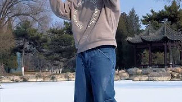 习舞12年南方人 第一次在冰湖上滑步