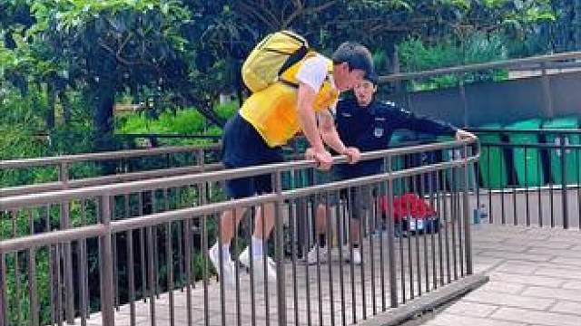 外卖小哥极限逃离保安！