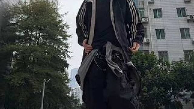 所有人保持外套持续敞开