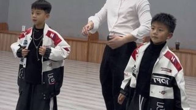 今天下班有点晚 没来得及换衣服就来上课了