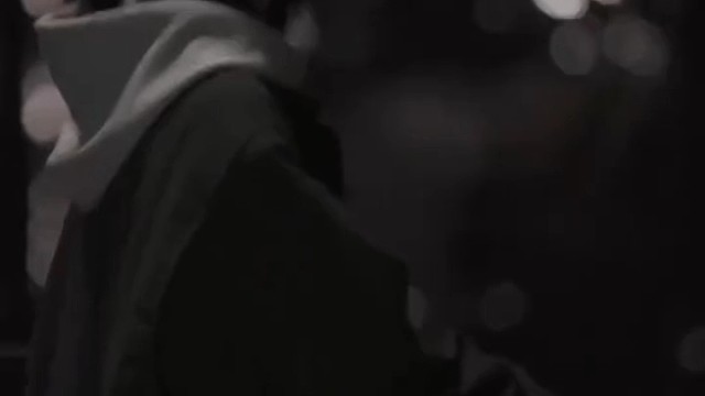 窗前的月光太清冷，照得心里那个隐秘的落生疼。