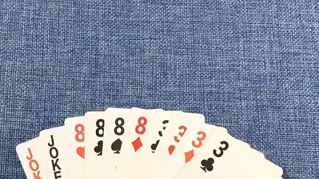 好家伙，这核桃口感咋这么别扭？八成是被门狠狠挤过的小可怜