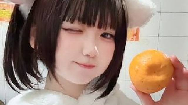 给粉丝变个橘子吃吃 萌妹小羊