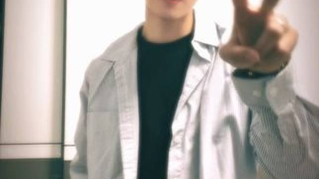 不敢回看 左顾右盼不自然的暗自喜欢