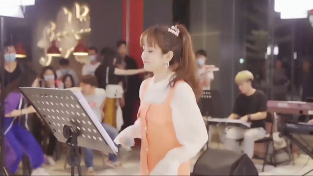 重要消息，重要消息，今天晚上8点锁定文儿直播间，给你带来精彩的春晚节目，欢迎全网朋友光临，文儿唱情非