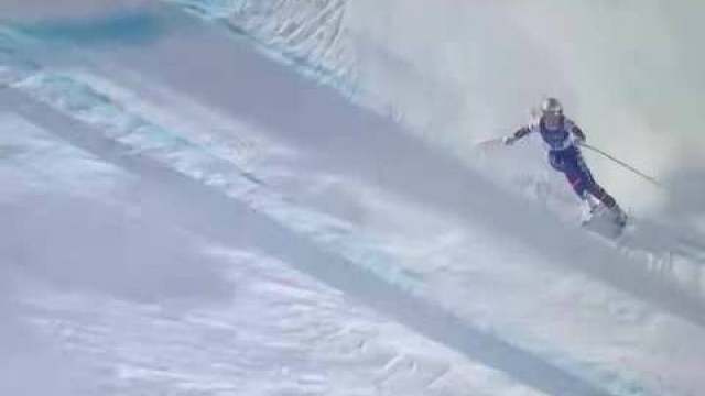 41岁的美国名将林赛·冯恩右侧滑雪杆碰杆摔车，被直升飞机救走了 ​​​