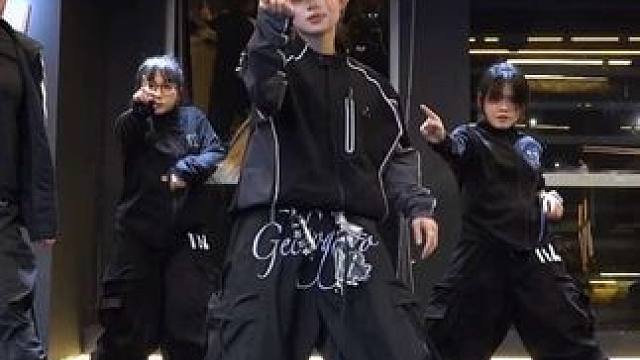 你说喜欢我总是掉眼泪 我在想 那时候如果我在你身边就好了