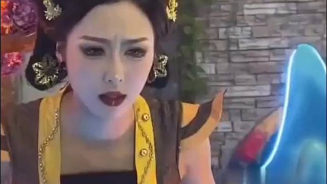 欢乐谷漂亮小姐姐，不说话美女蛇精，一张嘴东北长虫