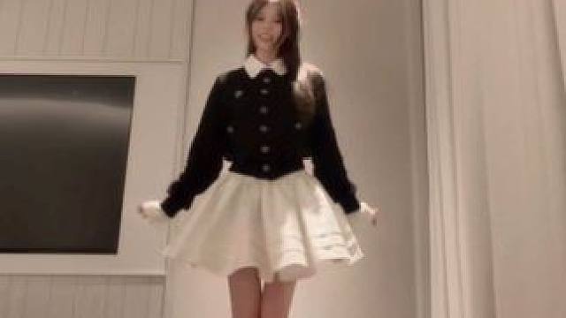 kiki编舞 
轻轻跳哈哈哈哈 裙子蓬蓬的