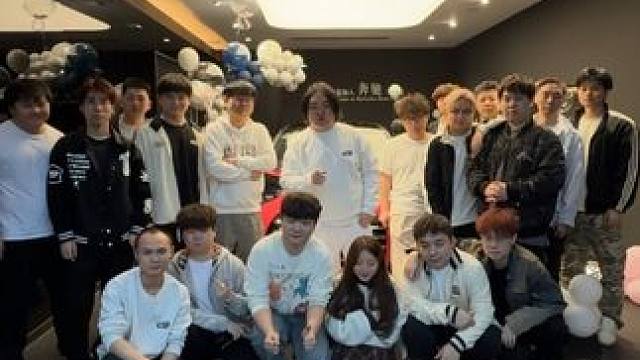 今晚22:30一起期待尊贵的梅赛德斯车主诞生 同样直播间也准备了近百万的福利回馈大家