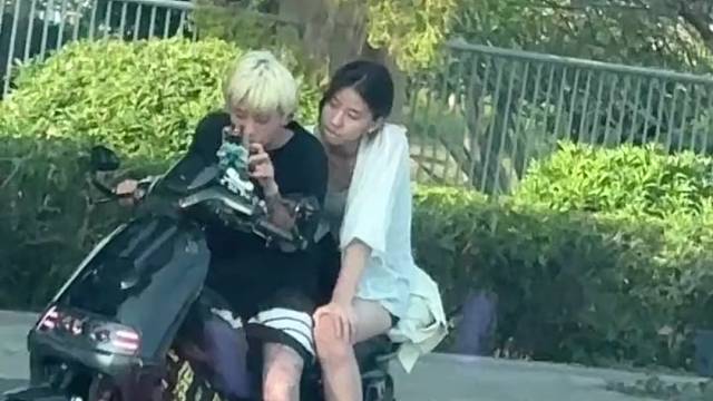 黄毛的后座从来不缺妹子