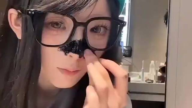 黑色衣服小姐姐表示：我是先安慰她，还是先安慰我？