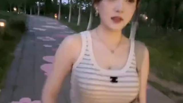 这穿着没问题啊，好看，大方，还不漏的
