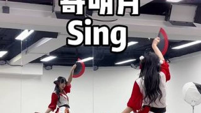 扇子舞sing女团
新年快乐没什么别的才艺，给大家寄个明月（拍完才发现第一