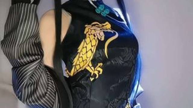 一脸不情愿...