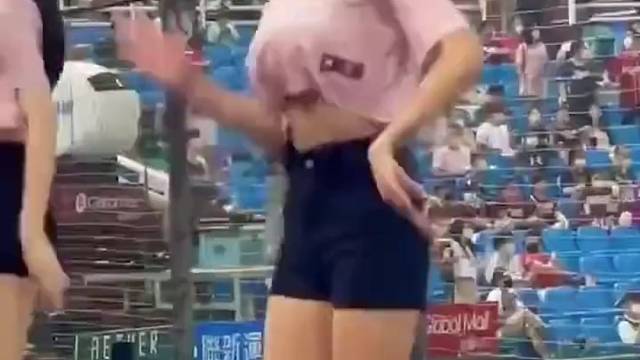 湾湾棒球女孩，衣服都快盖不住了