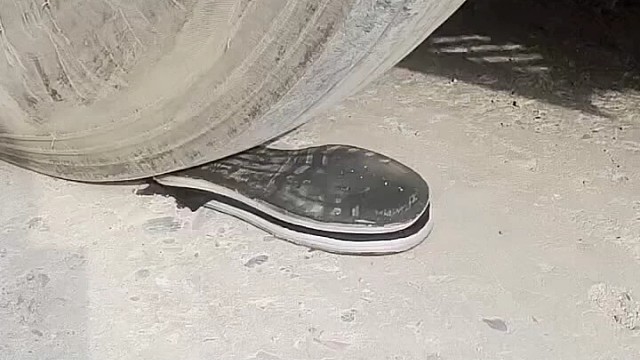 [捂脸]大车压鞋，水全挤出