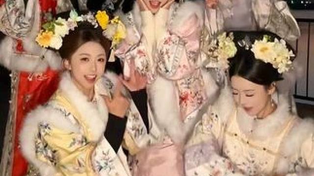 大年初一！各位格格一起给大家拜年啦