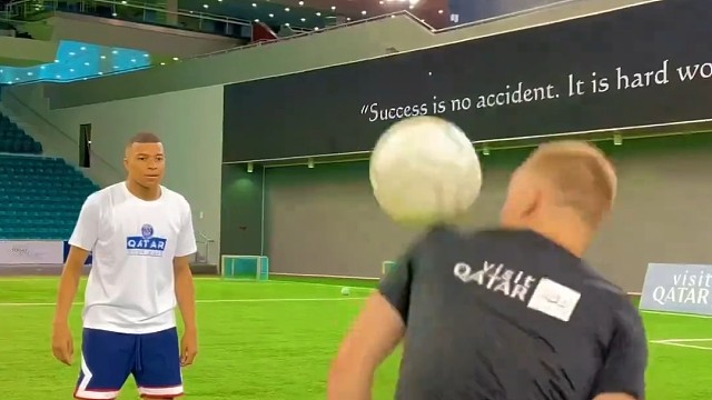 姆巴佩直言：在你面前我就像新兵蛋子，差距真的太明显了！