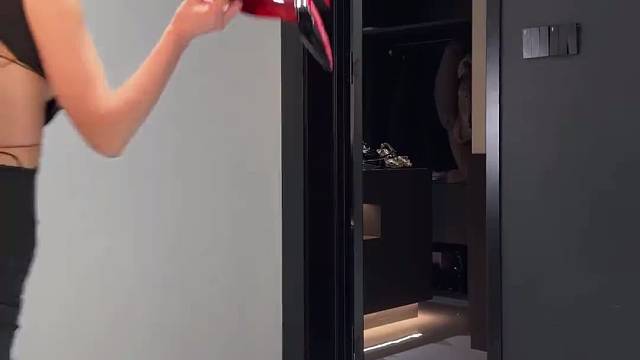 许嵩说紫色很有韵味，这句歌词在主播身上展现的淋漓尽致