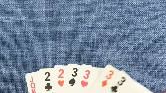 干嘛先出对三，不先上大王？#棋牌