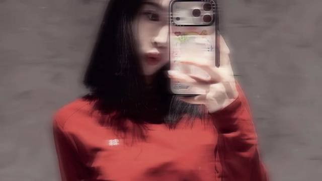 新相识像未拆封的礼物，虚伪的客套反而让暧昧显得格外浪漫。