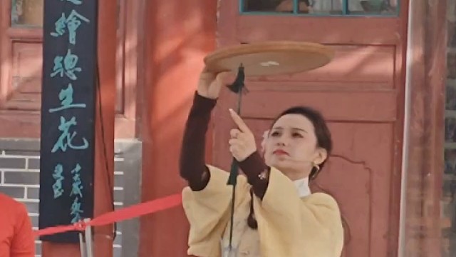 吴桥美女额头顶尖戟飞盘