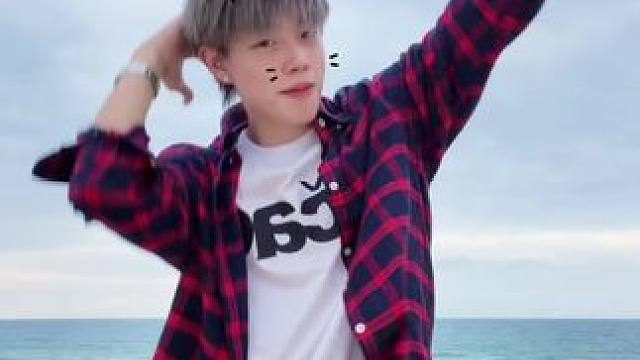 高峰期的街上堆满车子