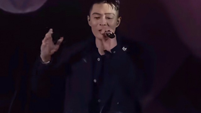 只知道是时候拿着鲜花，将心爱预留在盟誓之下