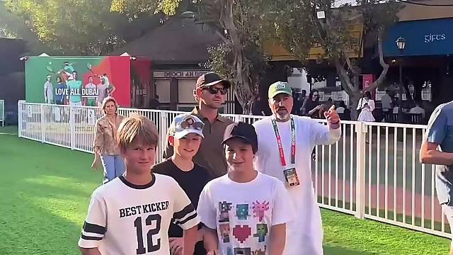 网球天王费德勒现身迪拜，给老乡瓦林卡加油