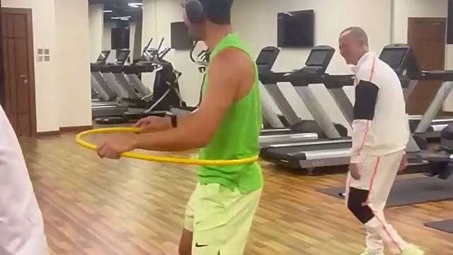 与众不同的训练方式，阿尔卡拉斯转呼啦圈热身